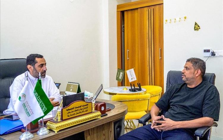 رئيس مؤسسة المدينة للتنمية الجابري يلتقي بمشرف الوحدة التنسيقية لمركز الملك سلمان للإغاثة والأعمال الانسانية بحضرموت