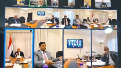 رئيس مجلس القيادة الرئاسي يثمن الجهود المتفانية لمحافظ حضرموت في تنفيذ نزولات لمديريات المحافظة