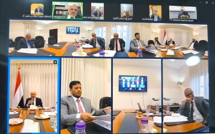 رئيس مجلس القيادة الرئاسي يثمن الجهود المتفانية لمحافظ حضرموت في تنفيذ نزولات لمديريات المحافظة