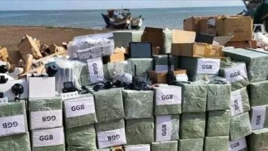 ضبط قارب في سواحل رأس العارة يحمل معدات عسكرية لميليشيا الحوثي