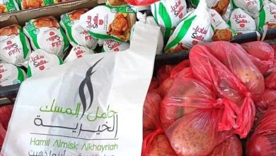 في ظل توقف الرواتب.. مبادرة "حامل المسك" تمد يد العون لـ100 أسرة فقيرة بشبوة