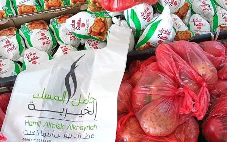 في ظل توقف الرواتب.. مبادرة "حامل المسك" تمد يد العون لـ100 أسرة فقيرة بشبوة