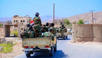 قوة أمنية تعيد فتح الطريق الدولي في شبوة بعد إزالة قطاع قبلي