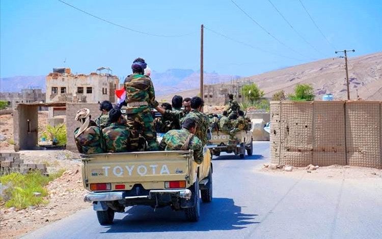 قوة أمنية تعيد فتح الطريق الدولي في شبوة بعد إزالة قطاع قبلي