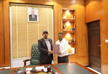 محافظ حضرموت الأستاذ مبخوت بن ماضي يطلع على دراسة ماجستير حول دور منصات التحقق في كشف المعلومات الزائفة أثناء الحرب