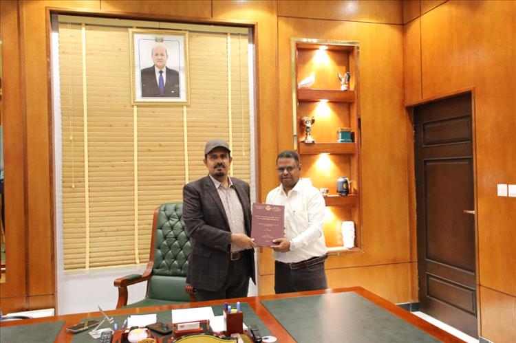 محافظ حضرموت الأستاذ مبخوت بن ماضي يطلع على دراسة ماجستير حول دور منصات التحقق في كشف المعلومات الزائفة أثناء الحرب