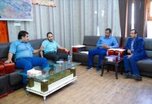 محافظ شبوة يتابع الأعمال التنفيذية لإنارة المدخل الغربي وطرق وادي الحاضنة في مدينة عتق