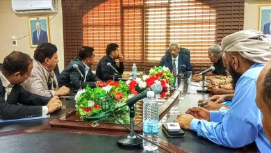 محافظ لحج يشدد على تحصيل الإيرادات وضبط الأسعار خلال اجتماعه بمدراء المديريات