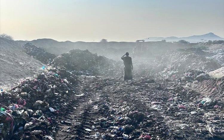 مدير صندوق النظافة والتحسين بلودر يشرف ميدانياً على تنظيم مكب النفايات