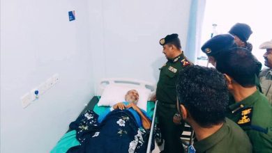 مدير عام شرطة شبوة يطمئن على صحة العقيد الجنيدي ويؤكد على الرعاية الصحية الكاملة