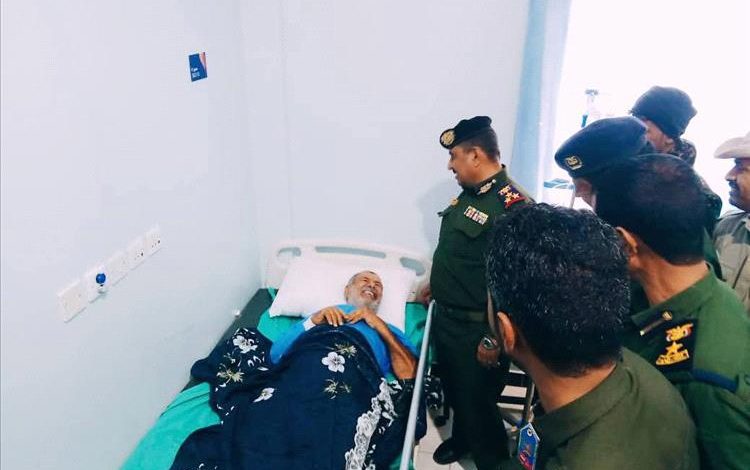 مدير عام شرطة شبوة يطمئن على صحة العقيد الجنيدي ويؤكد على الرعاية الصحية الكاملة