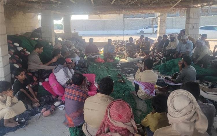 مدير عام هيئة المصائد السمكية بشبوة يلتقي صيادي الحاوي للحفاظ على التوازن الغذائي