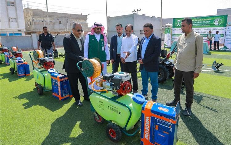 مركز الملك سلمان للإغاثة يدشن تسليم معدات زراعية حديثة لدعم المزارعين في محافظة حضرموت