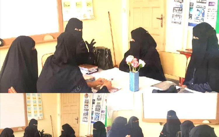 معلمات اللغة الإنجليزية يناقشن سبل التطوير المهني في مجمع الحمزة التربوي بتعز