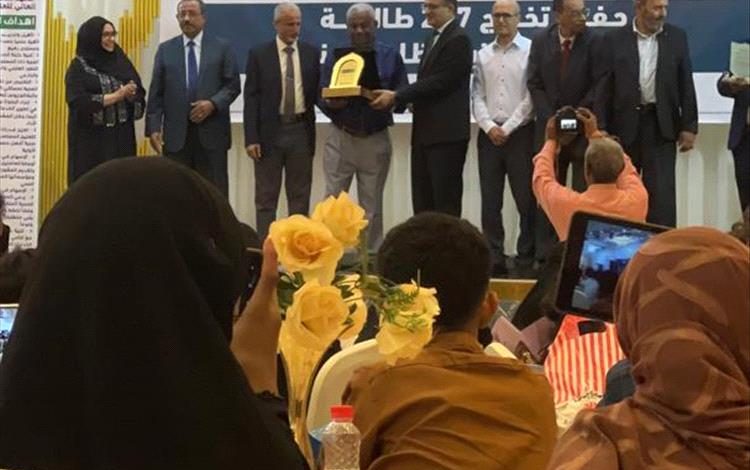 معهد أمين ناشر للعلوم الصحية – فرع أبين يحتفل بتخريج أول دفعة قابلات تقنيات ويكرم عميد الفرع الدكتور محمد جمباء