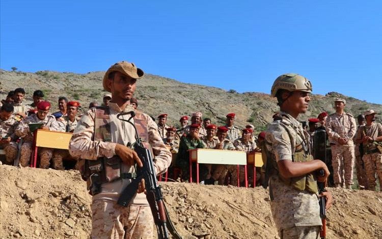 وزير الدفاع يزور محور أبين العملياتي ويشيد بجاهزية القوات ومعنوياتها