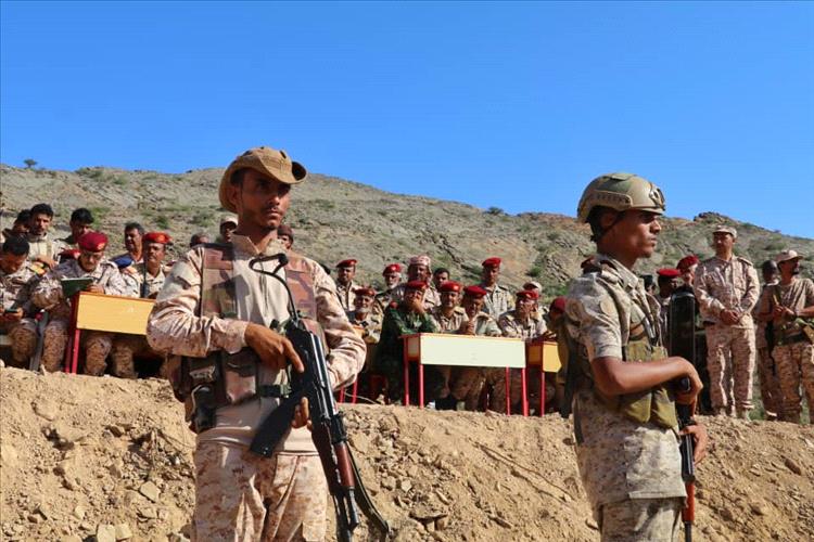 وزير الدفاع يزور محور أبين العملياتي ويشيد بجاهزية القوات ومعنوياتها