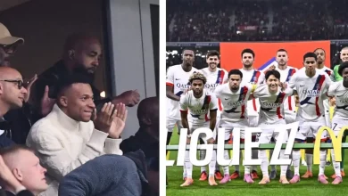 مبابي يحيي زملاءه في باريس سان جيرمان