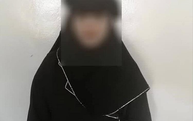 أمن العاصمة عدن يُلقي القبض على امرأة متهمة بسرقة مجوهرات الطالبات بالمدارس الأهلية.