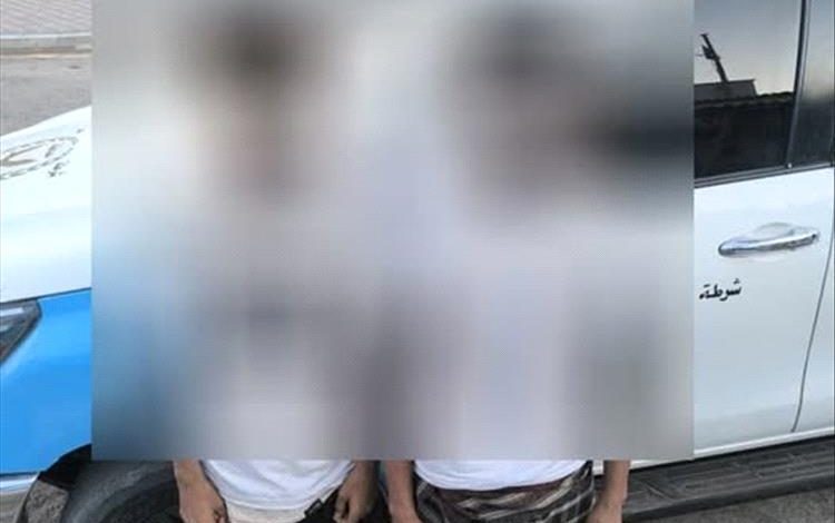 الأمن يلقي القبض على شابين بتهمة ابتزاز فتيات في البريقة