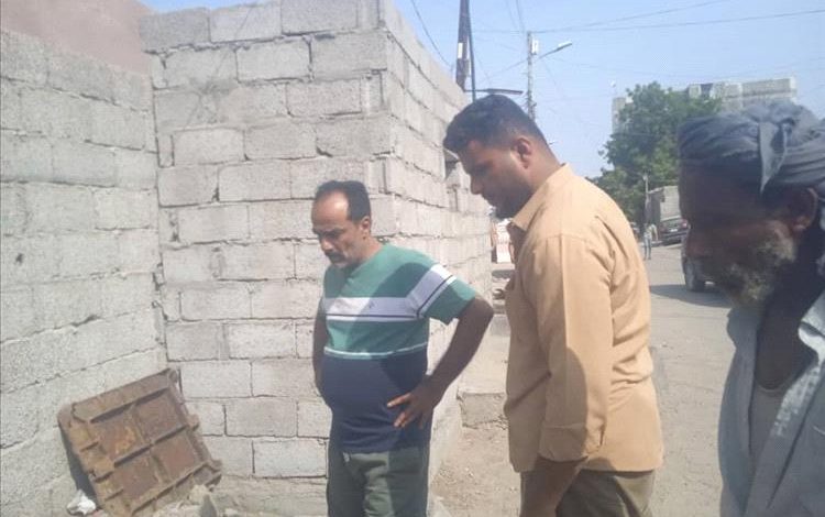 السلطة المحلية بخورمكسر تنفذ حملة واسعة لتصفية وإعادة تأهيل مناهل الصرف الصحي