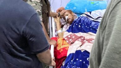 القائد أكرم أبو البراء يزور عميد الأسرى الجنوبيين أحمد المرقشي للاطمئنان على صحته