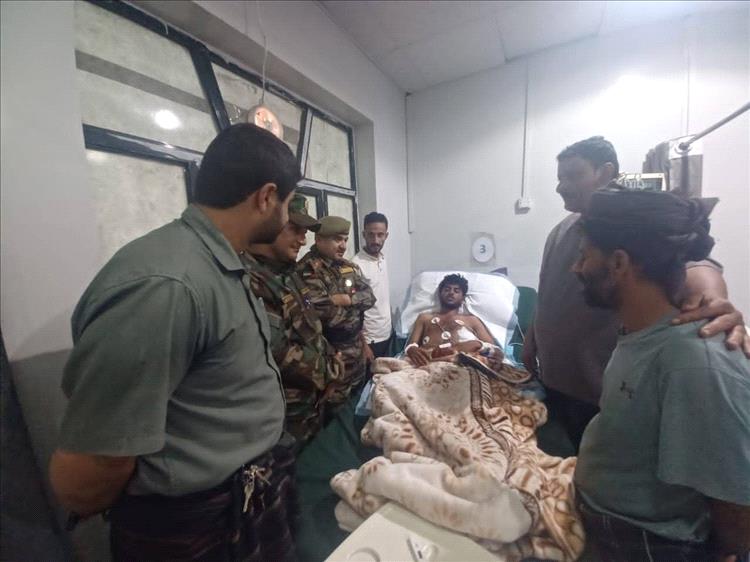 المقدم رياض الشيخ والعميد هاشم السيد يزوران جرحى الكتيبة الأولى احتياط حماية رئاسية في عدن