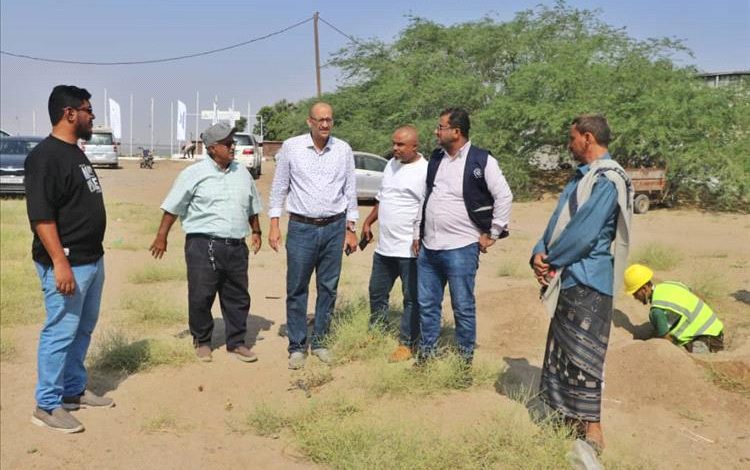 باخبيرة والكلدي من الهجرة الدولية يتفقدان موقع مشروع محطة طاقة شمسية في حقل بئر أحمد