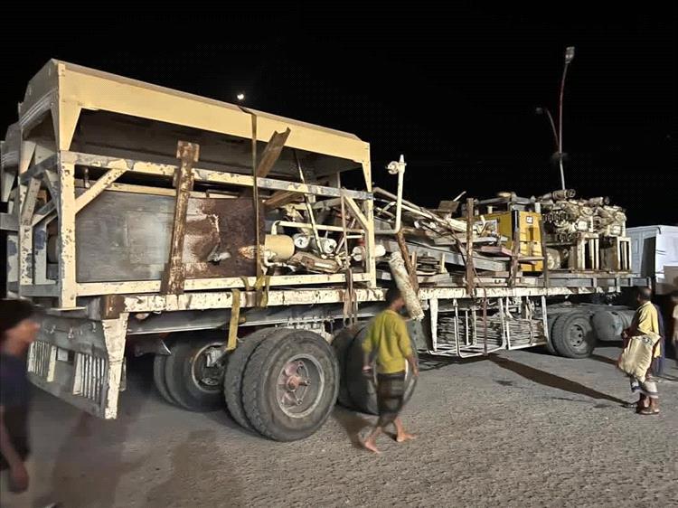 تحركات غامضة تحت جنح الليل تكشف محاولة تهريب ممتلكات عامة من مصنع الثلج في فقم بعدن