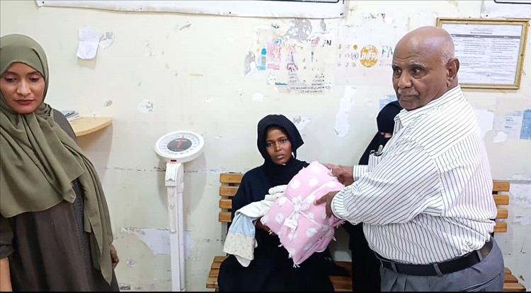 حيدرة يوزع حقائب الأمومة لحديثي الولادة والأمهات بمستشفى الصداقة