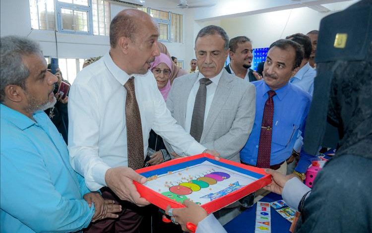 رئيس جامعة عدن يتفقد ختام البرنامج التدريبي لإعداد وتصميم الألعاب التعليمية بكلية التربية