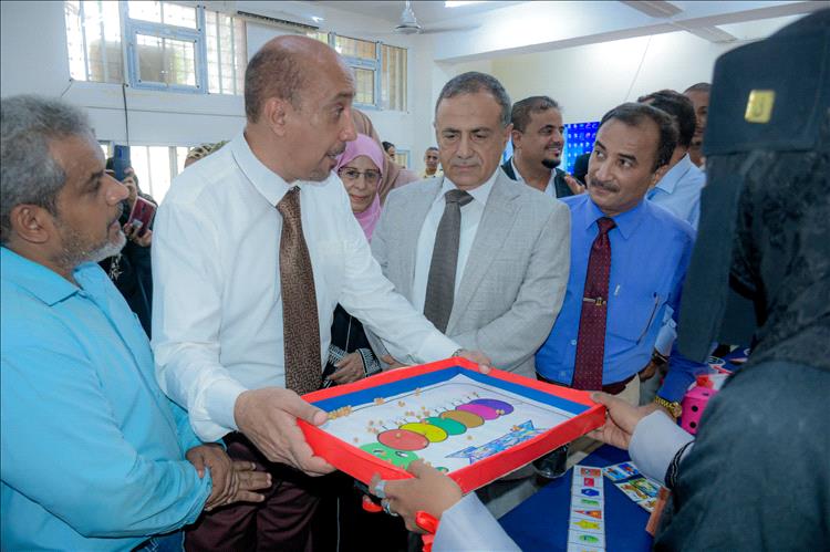 رئيس جامعة عدن يتفقد ختام البرنامج التدريبي لإعداد وتصميم الألعاب التعليمية بكلية التربية
