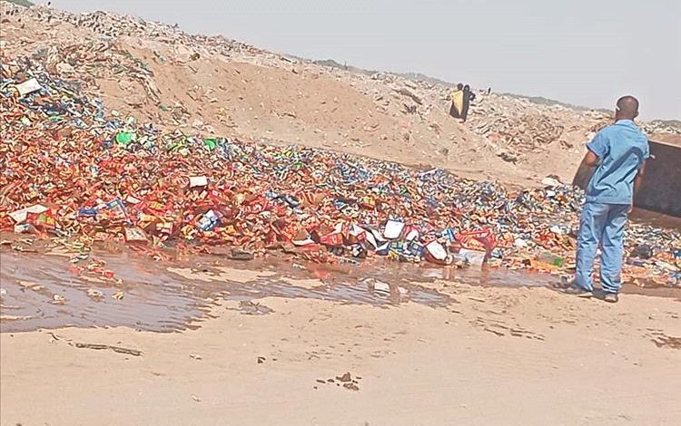 صحة البيئة بالمنصورة تتلف 15 طنًا من العصائر منتهية الصلاحية