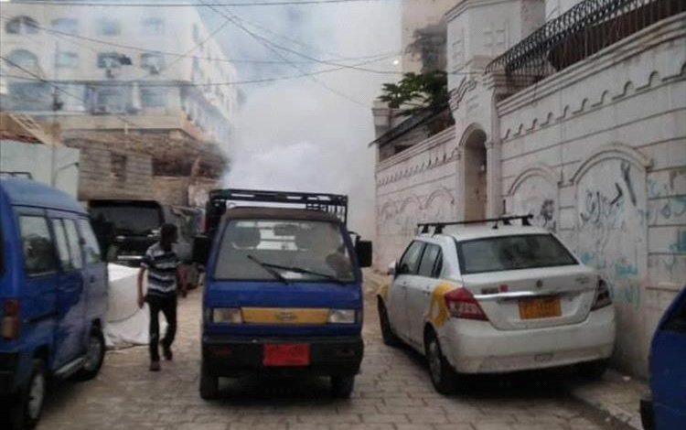 صحة البيئة بصيرة يواصل حملات الرش الضبابي في أحياء المديرية