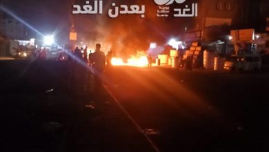 عدن.. محتجون بالممدارة يخرجون في تظاهرة ويقطعون الطريق العام