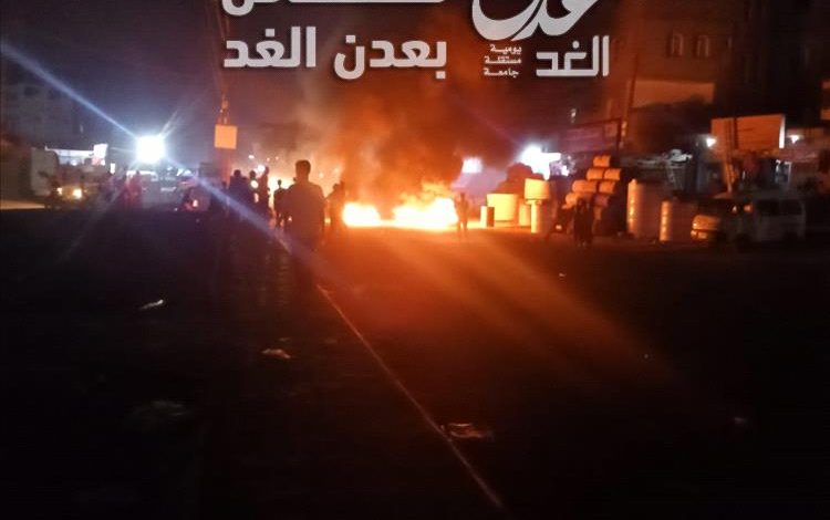 عدن.. محتجون بالممدارة يخرجون في تظاهرة ويقطعون الطريق العام
