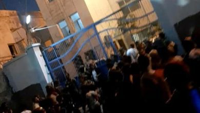 عشرات المواطنين يتجمعون أمام قسم شرطة التواهي لمعرفة تفاصيل حادثة الاقتحام المسلح
