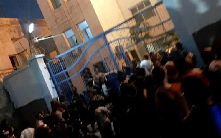 عشرات المواطنين يتجمعون أمام قسم شرطة التواهي لمعرفة تفاصيل حادثة الاقتحام المسلح