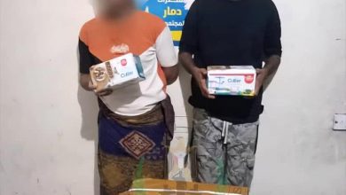 قوات حزام طوق عدن تضبط شخصين بتهمة سرقة بضائع من على متن شاحنات نقل شمال عدن