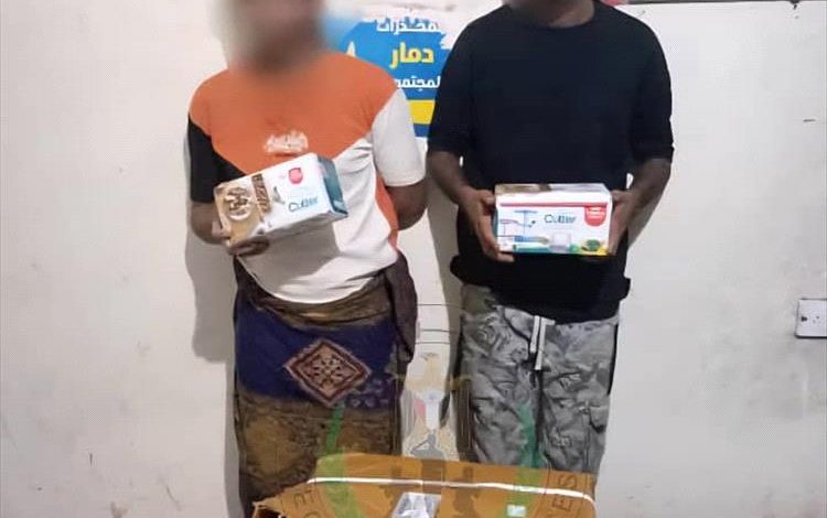 قوات حزام طوق عدن تضبط شخصين بتهمة سرقة بضائع من على متن شاحنات نقل شمال عدن
