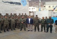 قوة عسكرية تقتحم شرطة التواهي وتُخرج سجيناً بالقوة وسط إطلاق نار كثيف في عدن