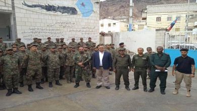 قوة عسكرية تقتحم شرطة التواهي وتُخرج سجيناً بالقوة وسط إطلاق نار كثيف في عدن