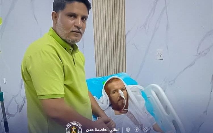 قيادة انتقالي عدن تواسي المناضل أحمد المرقشي وتقدم له دعمًا ماليًا