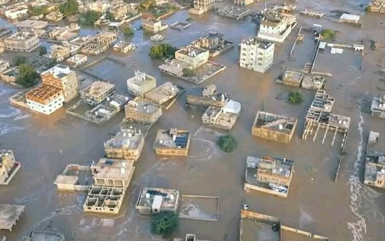 قيادة ومنتسبو قوات الواجب السعودية 802 بعدن تقدّم أكثر من 42 مليون ريال لمتضرري السيول في عدن