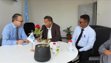 محافظ أبين يطالب بدعم دولي للتنمية واستثمار طاقات الشباب خلال لقائه مفوضية اللاجئين في عدن