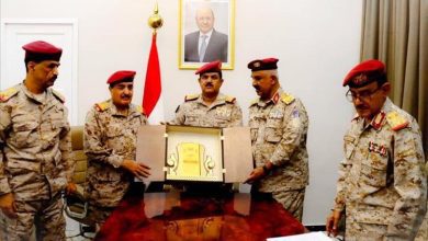 مدير دائرة شؤون الضباط ونائبه يكرمان وزير الدفاع ويمنحانه درع الوفاء والعرفان