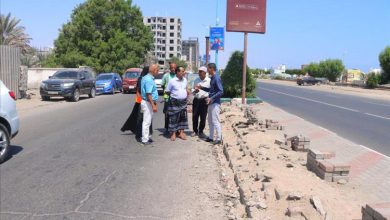 مدير عام خورمكسر يتفقد العمل في مشروع إعادة تأهيل جانب من بردورات الجزيرة الوسطية بساحل أبين