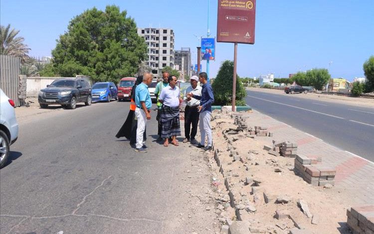 مدير عام خورمكسر يتفقد العمل في مشروع إعادة تأهيل جانب من بردورات الجزيرة الوسطية بساحل أبين