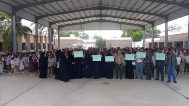 معلمو وطلاب مدرسة الجلاء بخور مكسر ينظمون وقفة احتجاجية في اليوم العالمي للمعلم رفضاً لتأخر الرواتب