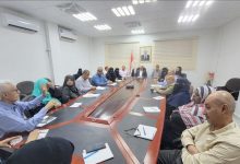 نائب وزير الصناعة والتجارة يترأس اجتماعاً لمناقشة الخطط التطويرية وتعزيز كفاءة الأداء الإداري